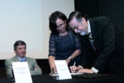 El Rector Víctor Pérez Vera firmó el miércoles 5 de diciembre de 2012 un Acuerdo de Producción Limpia.