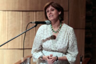  La Prof. María Elena Acuña, Directora de la Vicerrectoría de Extensión.
