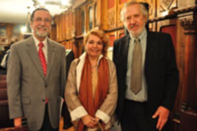 El Rector junto a la Vicerrectora Sonia Montecino y el Vicepresidente de la Fundación Pablo Neruda, Raúl Bulnes.
