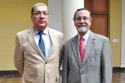 El Rector Pérez junto al Rector del Instituto Nacional Jorge Toro. 
