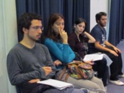  Estudiantes del Departamento de Estudios Pedagógicos de la Facultad de Filosofía y Humanidades asistieron a la sesión del 25 de abril pasado.
