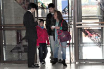 Familias completas aprovecharon los recorridos de la Universidad de Chile. En la foto, los niños posando en uno de los salones de la Facultad de Derecho.