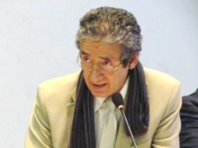 El Senador Universitario Roberto Pantoja, académico de la Facultad de Odontología, fue el encargado de exponer la propuesta, en representación de la Comisión Docencia.