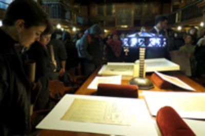El acceso a la colección de Lira Popular puede hacerse mediante el Catálogo Bello de la Universidad de Chile (www.catalogo.uchile.cl).