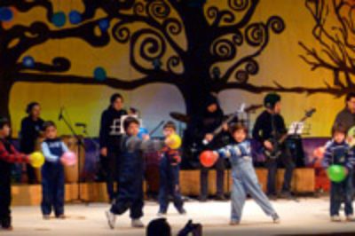 Diversos números artísticos en que participaron estudiantes desde los primeros ciclos preescolares hasta alumnos de enseñanza media, quienes demostraron sus habilidades en música, danza y canto.
