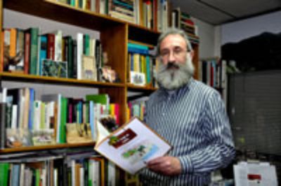 El Dr. Javier Simonetti, académico del Departamento de Ciencias Ecológicas y uno de los editores del libro, valoró el trabajo realizado por los niños quienes además ilustraron sus textos
