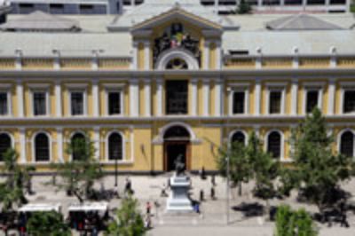 La Universidad de Chile se sitúa en el primer lugar, seguida por la Pontificia Universidad Católica de Chile y la Universidad de Santiago.