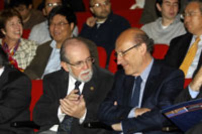 El Prof. José Maza junto al Decano de la FCFM Francisco Brieva. 