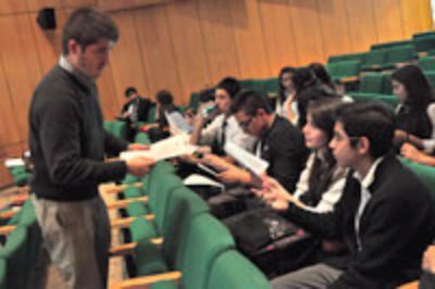 Estudiantes de liceos de la Región Metropolitana llegaron hasta la U. de Chile para conocer datos útiles sobre la Beca BUCH.