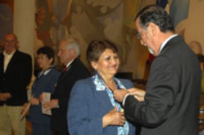 El Rector Víctor Pérez Vera entregó el reconocimiento a cada uno de los homenajeados.