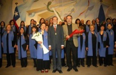 El Rector junto a María Paz Santibáñez, Juan Pablo Villarroel y el Coro Sinfónico. 