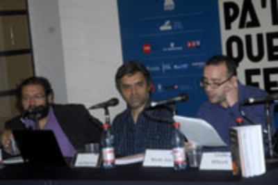 Los académicos Nicolás Gissi y Salvador Millaleo presentaron el libro, mientras que la conversación fue moderada por Claudio Millancura de la Cátedra Indígena de la U. de Chile.