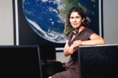 La Profesora Maisa Rojas, de la Facultad de Ciencias Físicas y Matemáticas.