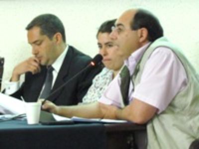  El profesor Miguel González Lemus, la estudiante Rebeca Gaete y el profesor Jesús Redondo.