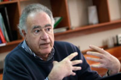 El Profesor Edmundo Acevedo, de la Facultad de Ciencias Agronómicas.