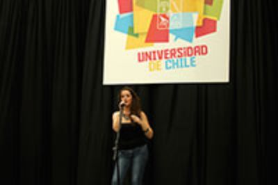 Valentina Calvo, estudiante de tercer año de Agronomía, acompañó con canciones a los asistentes al medio día.