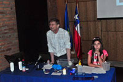 El Prof. Nicolás Yutronic de la Facultad de Ciencias, dictó la lúdica charla "Quimiopincelazulado".
