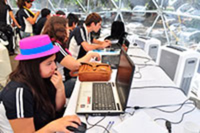 Los monitores en línea orientando a los jóvenes de todo Chile