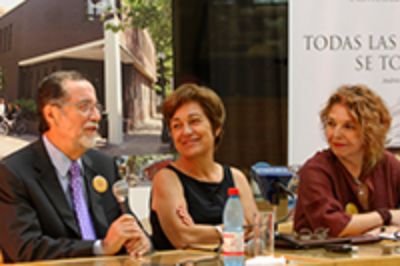 el Rector Víctor Pérez Vera en el lanzamiento de las Escuelas de Temporada, junto a la Alcaldesa de Providencia, Josefa Errázuriz y la Vicerrectora de Extensión, Sonia Montecino.