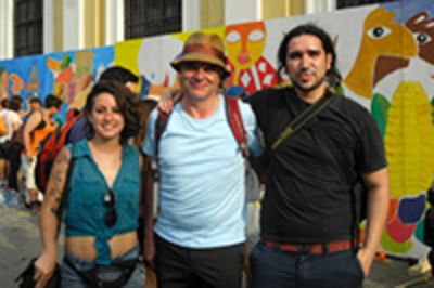 Profesor Gabriel Uribarri, quien dictó el taller de dibujo, junto a su equipo de trabajo