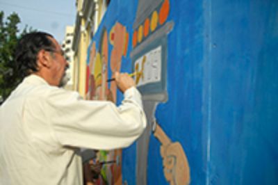 El Rector Víctor Pérez Vera coronó el mural estampando la fecha 2014