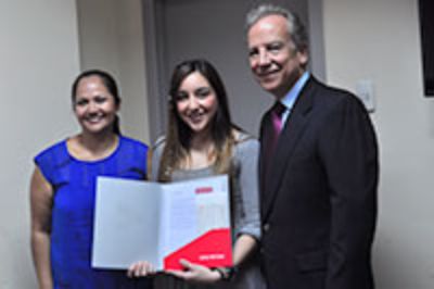 Camila Olivos, estudiante del Instituto de Asuntos Públicos (INAP) de la U. de Chile, fue una de las dos beneficiadas con esta beca.