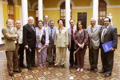 Fotografía de Leonor Briceño junto a senadores y senadoras de la cohorte 2006-2010 del Senado Universitario.