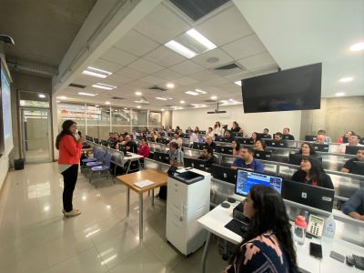 Rossana Avendaño, parte del equipo del Frente de Gestión del Cambio del Proyecto U+Gestión, dio la bienvenida a las y los funcionarios que se capacitan como Usuarias/os líderes de SAP. 