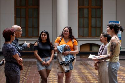 “Me gustó el ambiente que se respira acá, en términos de la quietud, los personajes que han pasado por la Universidad de Chile", sostuvo Alejandro Cifuentes.