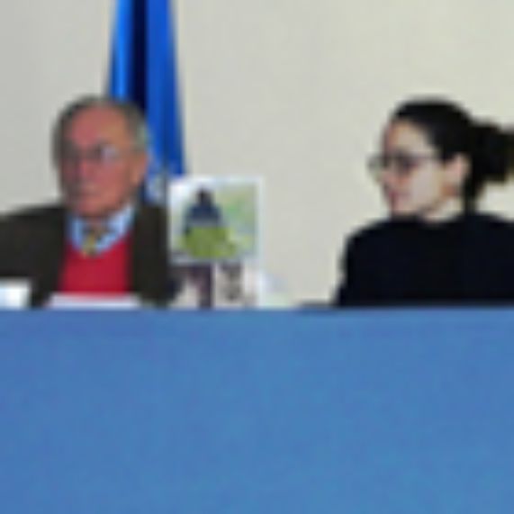 María Carolina Feito, junto a los profesores Roberto Hernández y Sofía Boza.
