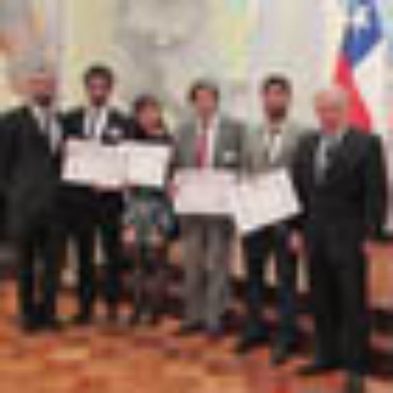 En la imagen el Director de la Escuela de Posgrado, Osvaldo Salazar, junto al Decano Roberto Neira y algunos de los profesionales que obtuvieron el grado de Magíster. 