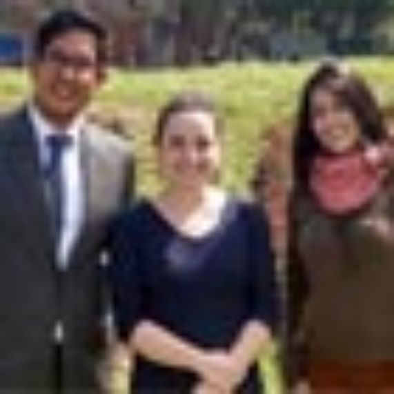 La Profesora Sofía Boza junto con el académico de la Pontificia Universidad Católica del Perú, Victor Saco y la estudiante de la Facultad, Macarena Espinoza.