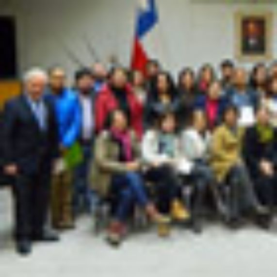 Los 28 estudiantes que participaron del Diplomado de Extensión Agraria junto a las autoridades y académicos.