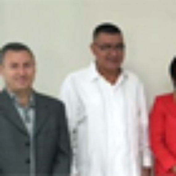 De izq. a der.: Dr. Luis Luchsinger, Ing. Fidel Parada (Decano Fac. Agronomía, U. de El Salvador); María Inés Ruz (Embajadora de Chile en El Salvador); y el Dr. Víctor Escalona (CEPOC). 