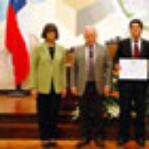 Los  profesores galardonados fueron acompañados por la Vicerrectora Rosa Devés, el Decano Roberto Neira y el Rector Ennio Vivaldi.