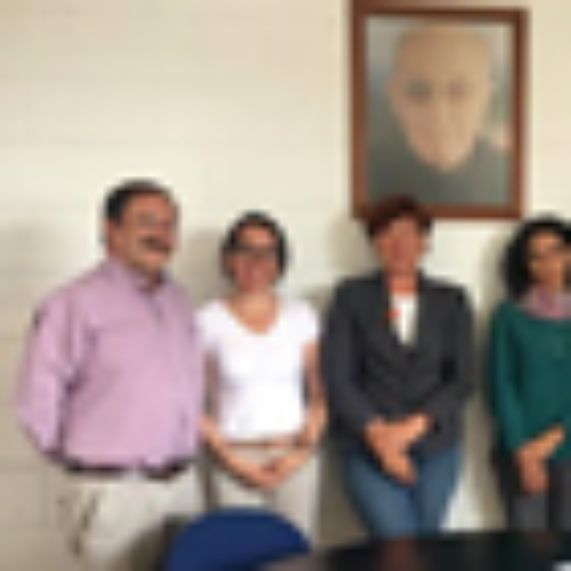 Prof. Salazar y Prof. Manrique (a la izquierda) junto a otros académicos de la Pontificia Universidad Católica del Ecuador y de la Universidad de Chile