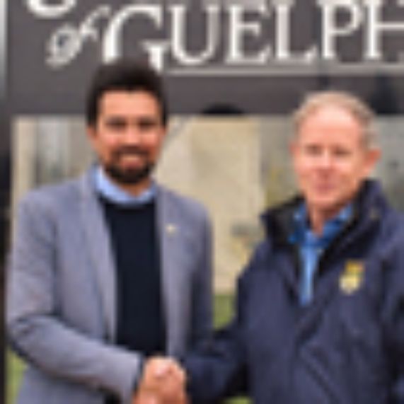 Prof. Aros junto al Prof. Al Sullivan durante su visita a Guelph University.