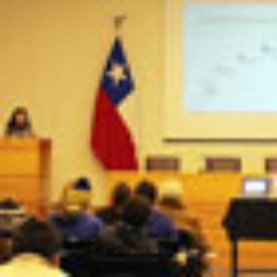 La Directora de Extensión de la U. de Chile, Profesora Ximena Poo inauguró el seminario.