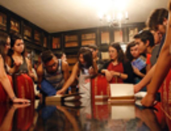 Jóvenes líderes visitan los tesoros de la Universidad de Chile
