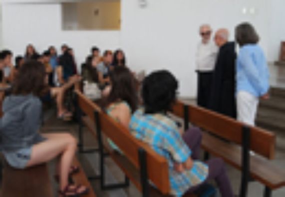 Curso de la FAU visitó Iglesia de la Santísima Trinidad de Las Condes