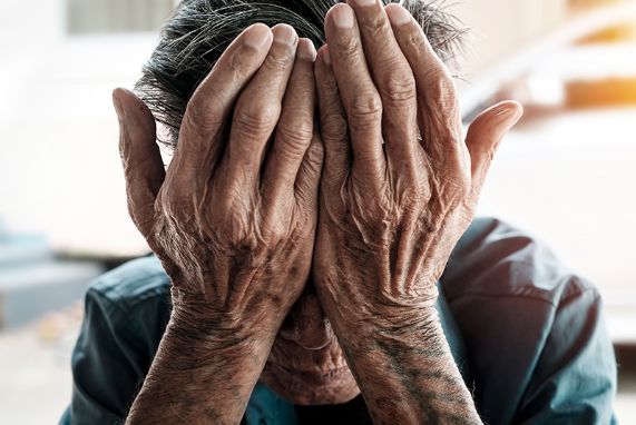 Investigadores U. de Chile proponen medidas de cuidado para adultos mayores con demencia en cuarentena