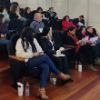 Tallerista exponiendo ante un grupo de asistentes que se encuentran sentados en una sala del Campus Juan Gómez Millas