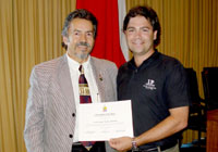 Juan Carlos Vidal, de Louisiana Pacific Chile, recibió un premio de Apoyo a la Labor Docente. 