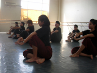Este viernes 13 de marzo a las 10 hrs. un grupo de bailarines provenientes de Tailandia realizará un taller gratuito de danza tradicional tailandesa en la sala 1 del Departamento de Danza.