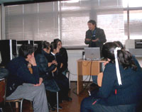 El Prof. Víctor Pérez  también se dio tiempo para dialogar con los estudiantes.