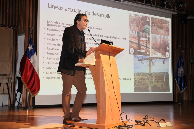 el profesor Miguel Castillo en su exposición