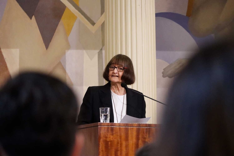 La Rectora de la Universidad de Chile, Rosa Devés, durante su discurso en la ceremonia oficial.