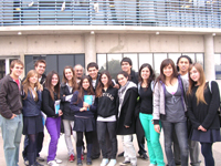 Estudiantes de la Scuola Italiana durante su recorrido guiado a la Facultad de Odontología.