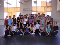 El pasado lunes 26 de octubre, Cesc Gelabert compartió con los estudiantes del Departamento de Danza tras la finalización de la clase que impartió en conjunto con dos de sus bailarines.