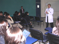 Prof. Dr. Milton Ramos, Director de Asuntos Estudiantiles de Odontología entregó un detallado informe de la carrera a los alumnos del Colegio San Joaquín y del Preuniversitario Cepech, San Bernardo.